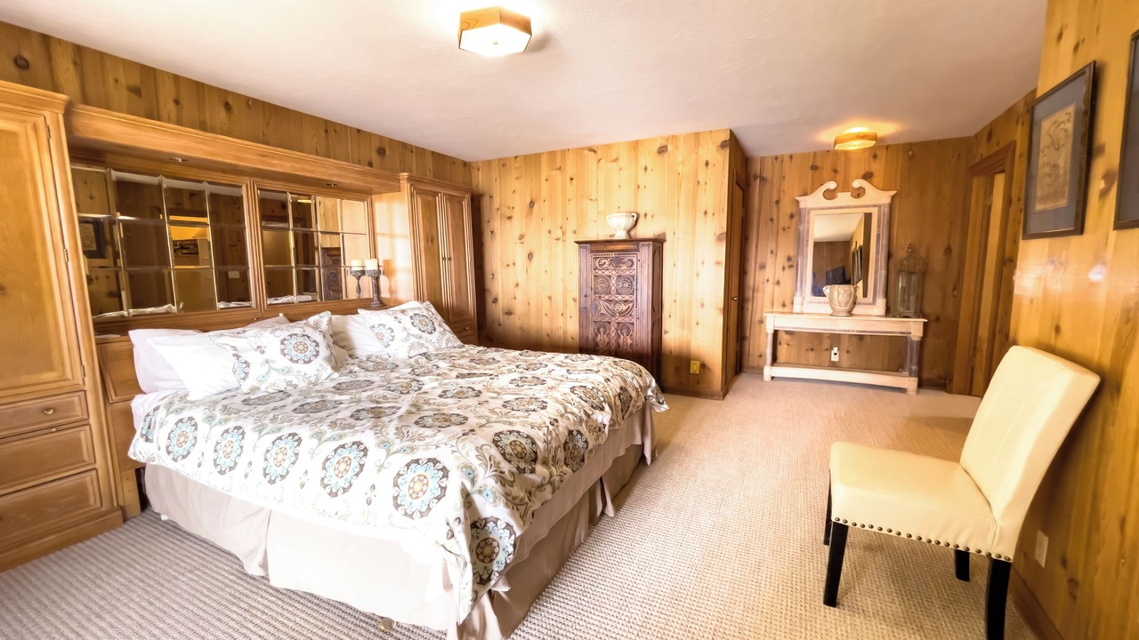 Photo of Bedroom in Oak Shores