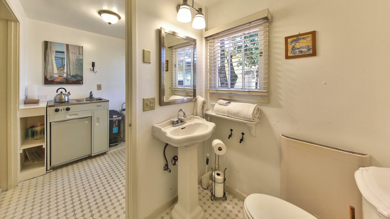 Photo of Bathroom in Golden Rectangle