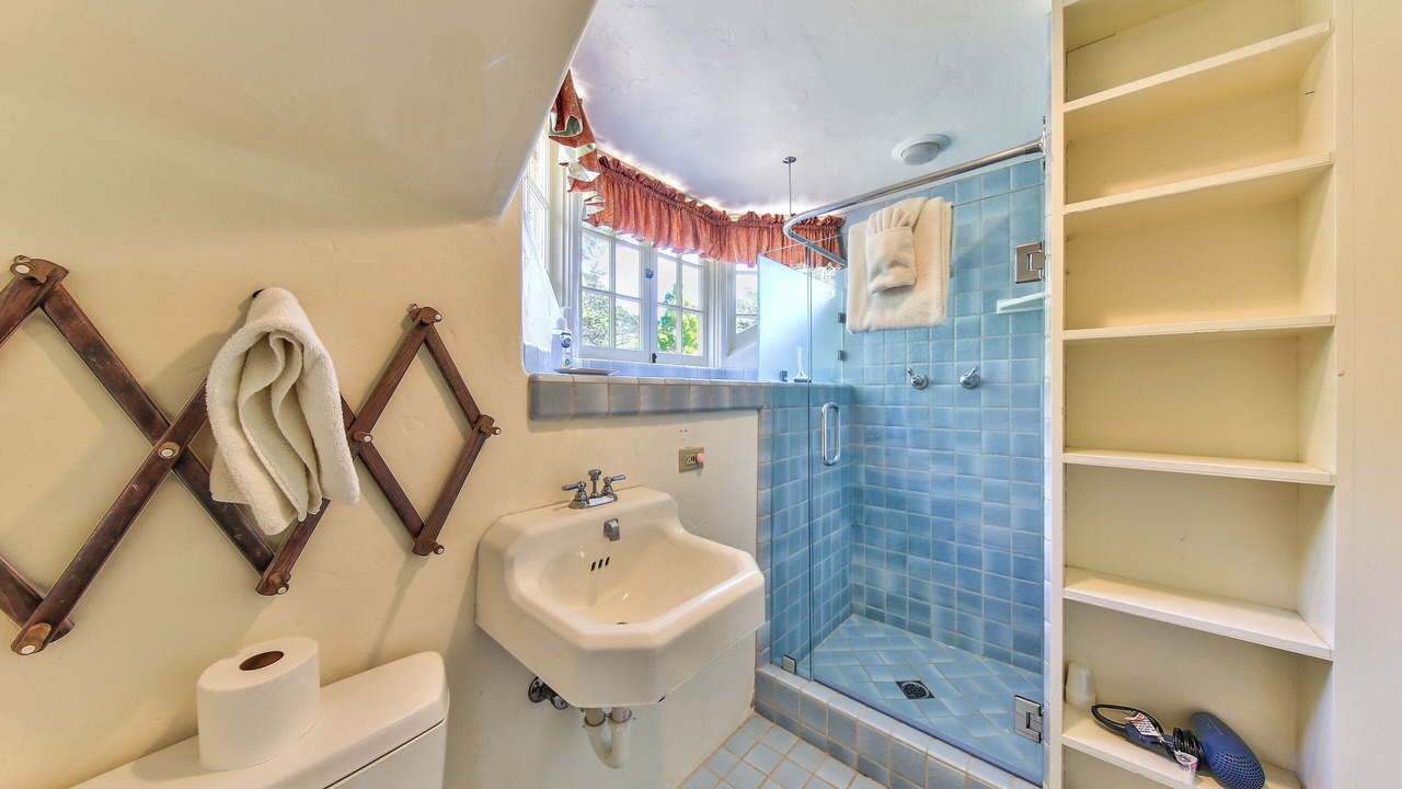 Photo of Bathroom in Golden Rectangle