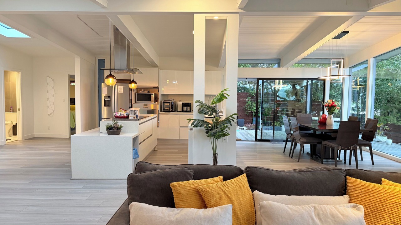 Photo of Livingroom in Highlands-Baywood Park