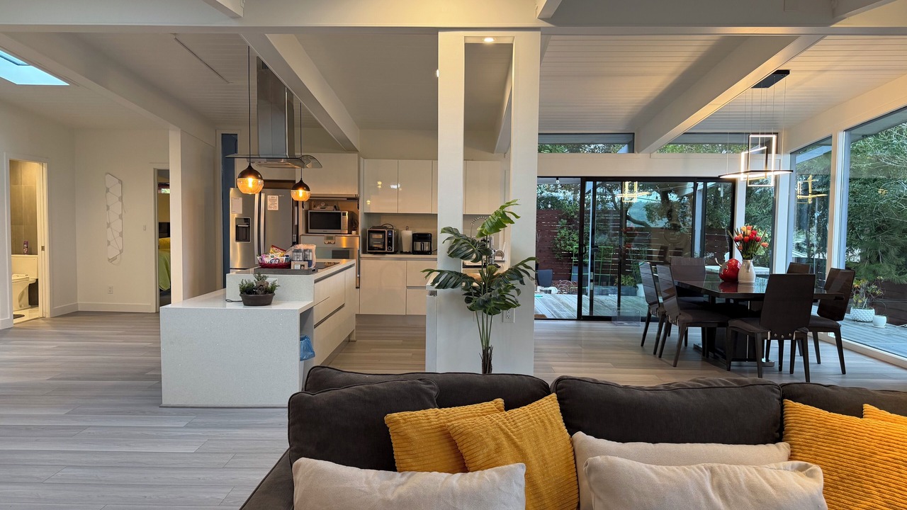 Photo of Livingroom in Highlands-Baywood Park