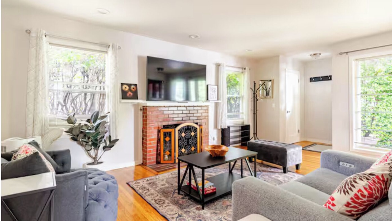 Photo of Livingroom in Suburban Park - Lorelei Manor - Flood Park Triangle