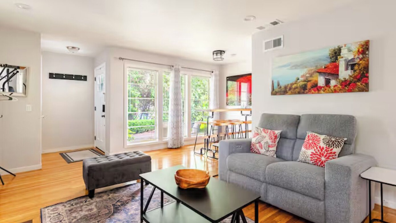 Photo of Livingroom in Suburban Park - Lorelei Manor - Flood Park Triangle