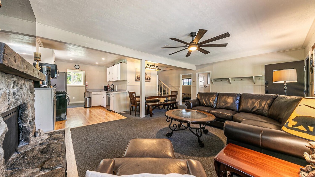 Photo of Livingroom in Donner Lake Woods