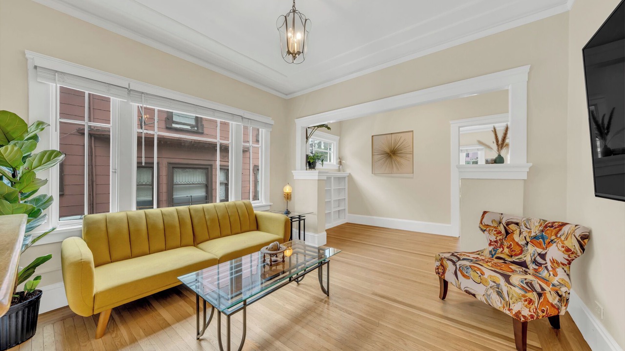 Photo of Livingroom in Adams Point