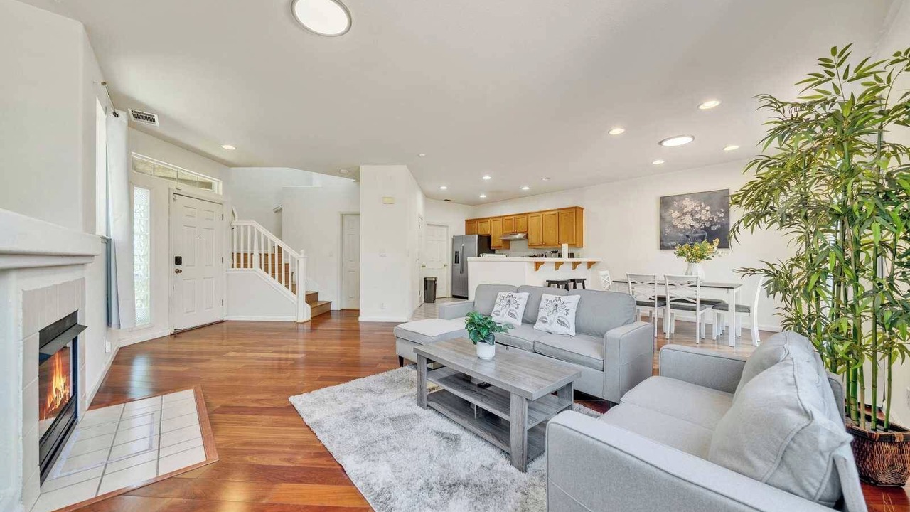 Photo of Livingroom in West Alameda