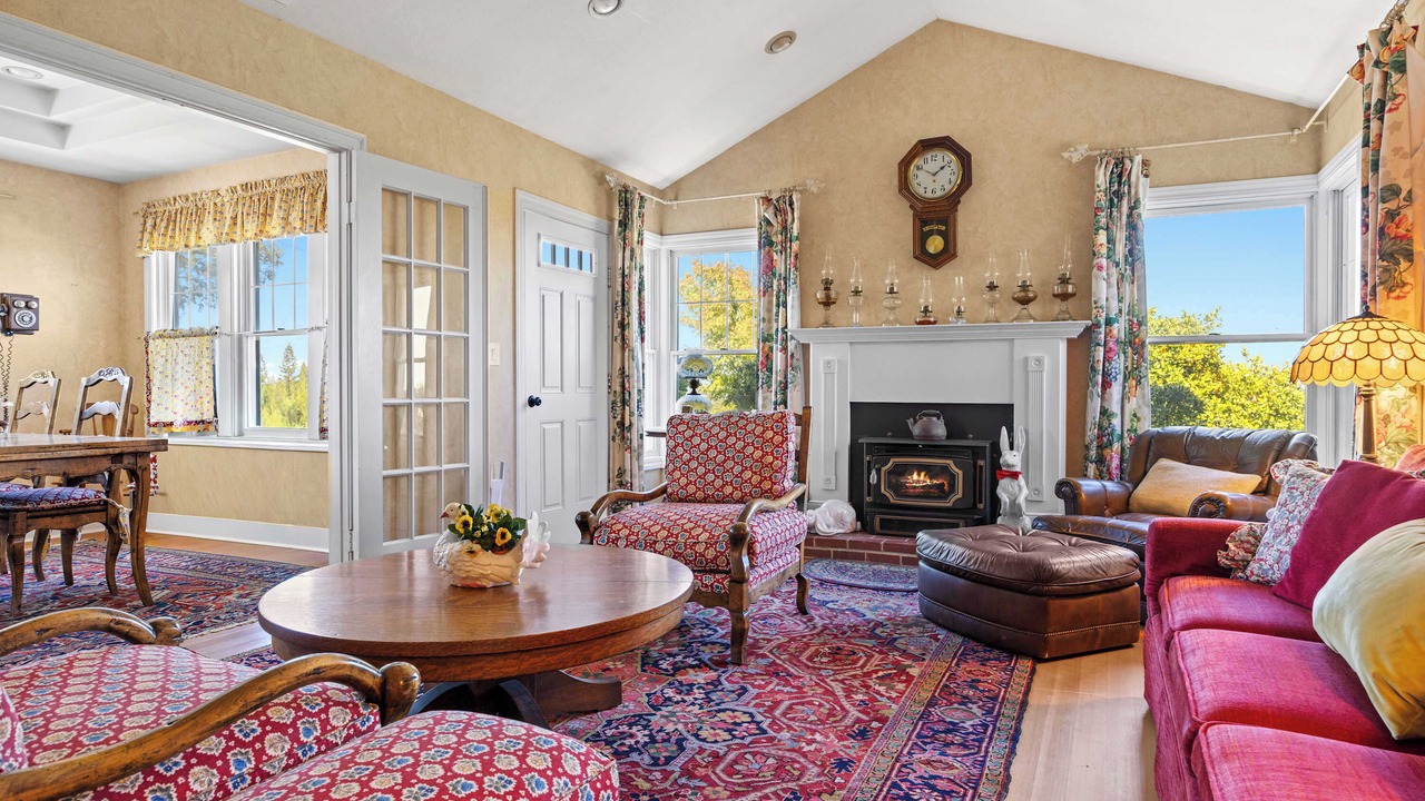 Photo of Livingroom in Graton