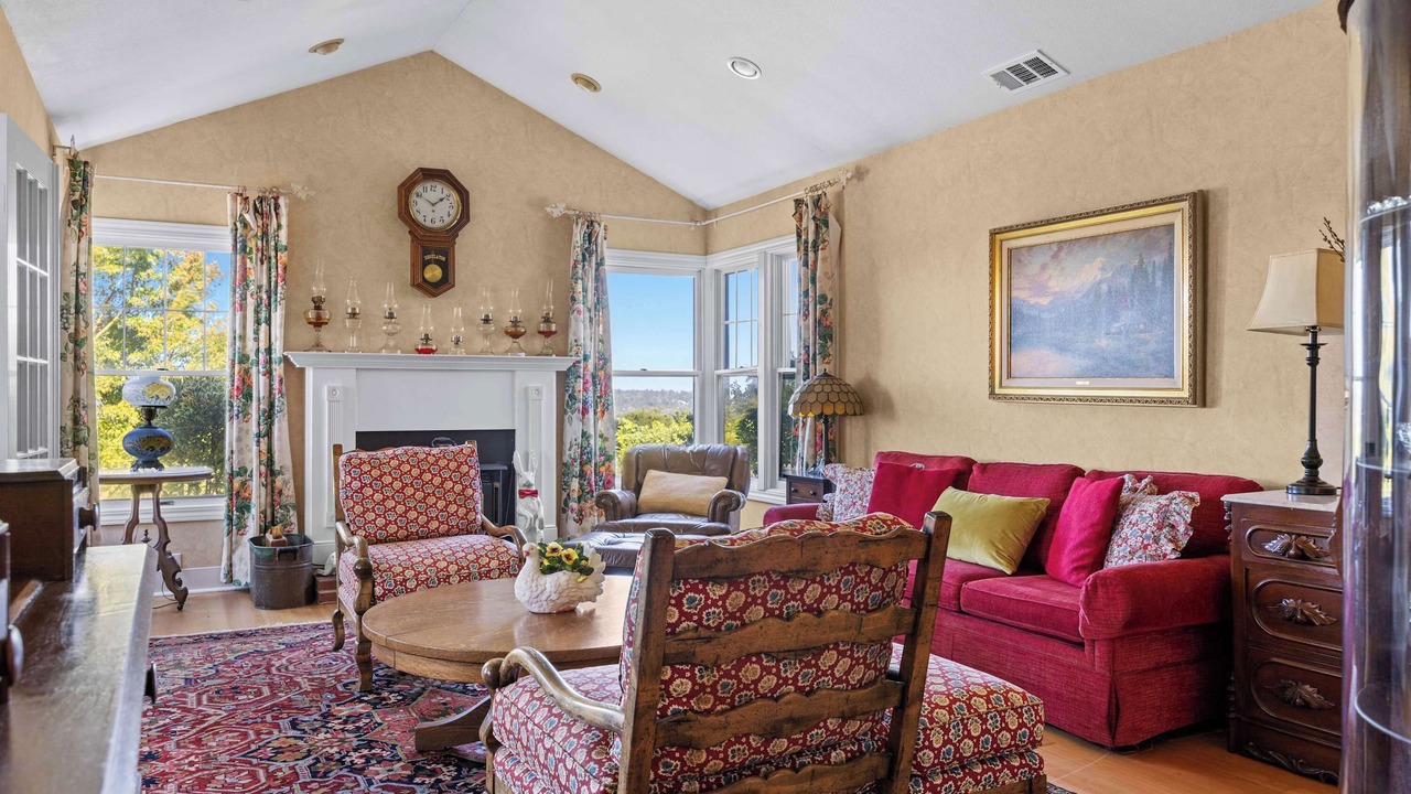 Photo of Livingroom in Graton