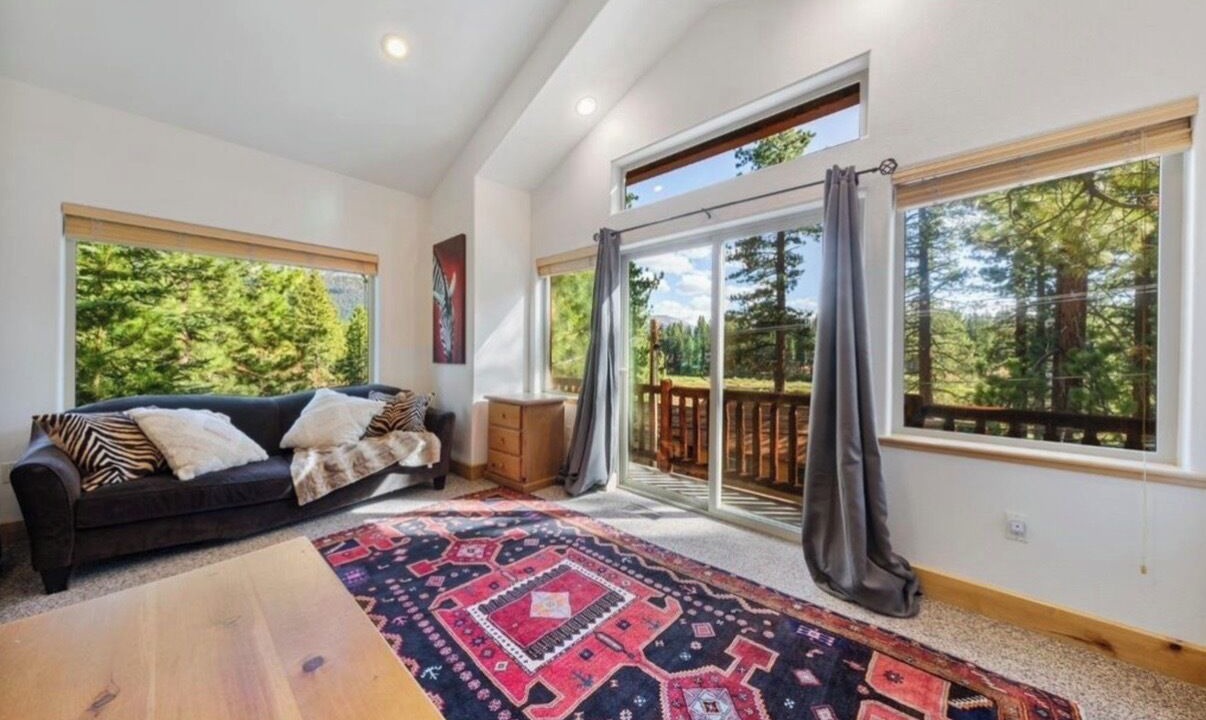 Photo of Livingroom in Black Bart