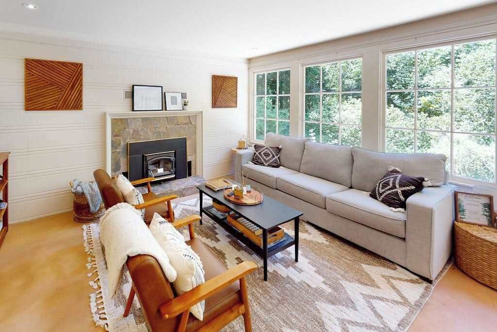 Photo of Livingroom in Forestville