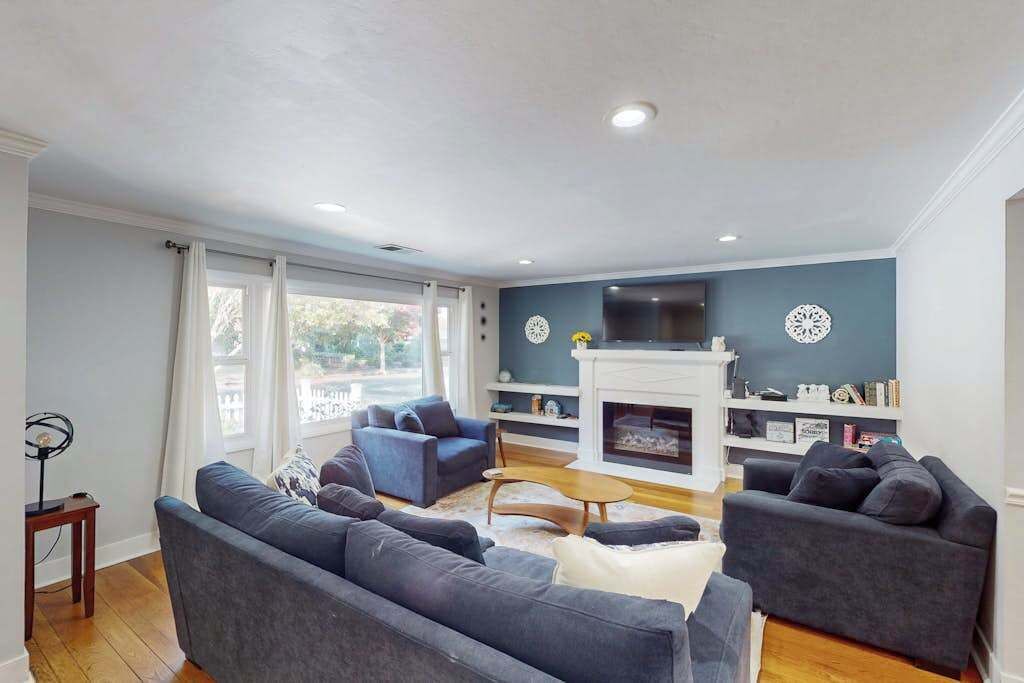 Photo of Livingroom in Junior College Neighborhood Association