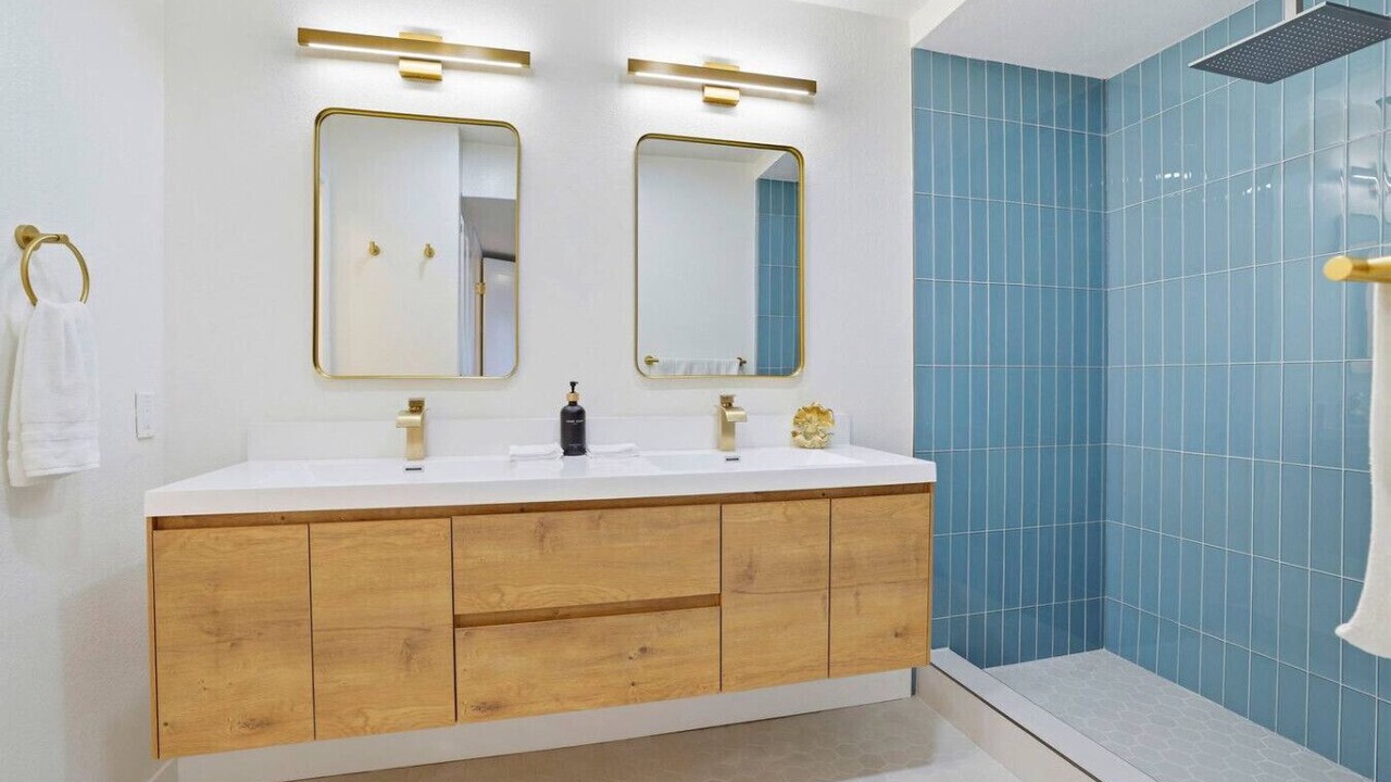 Photo of Bathroom in Edgemar - Pacific Manor