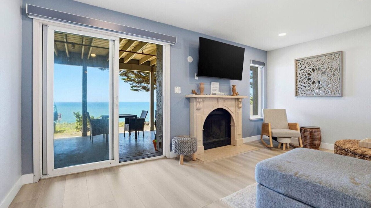 Photo of Livingroom in Edgemar - Pacific Manor