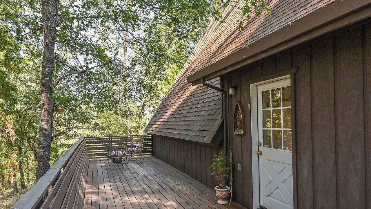 Photo of Patio Balcony in Hathaway Pines