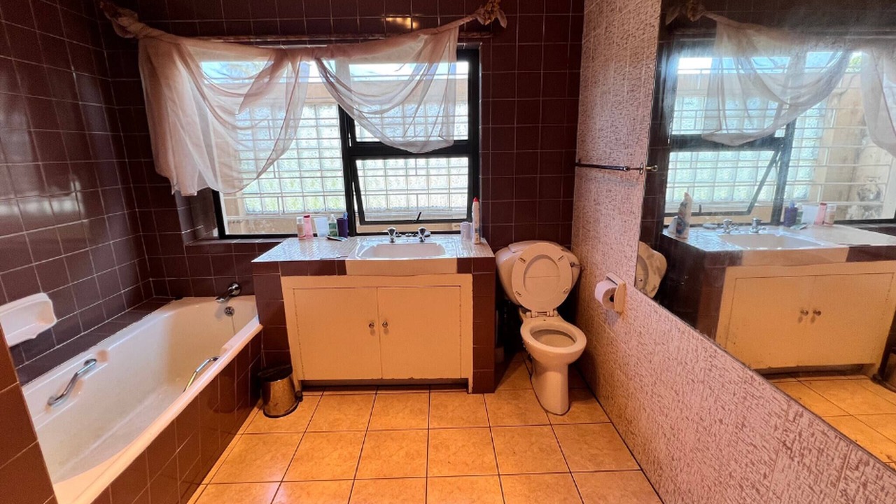 Photo of Bathroom in Greater Johannesburg Metropolitan Area