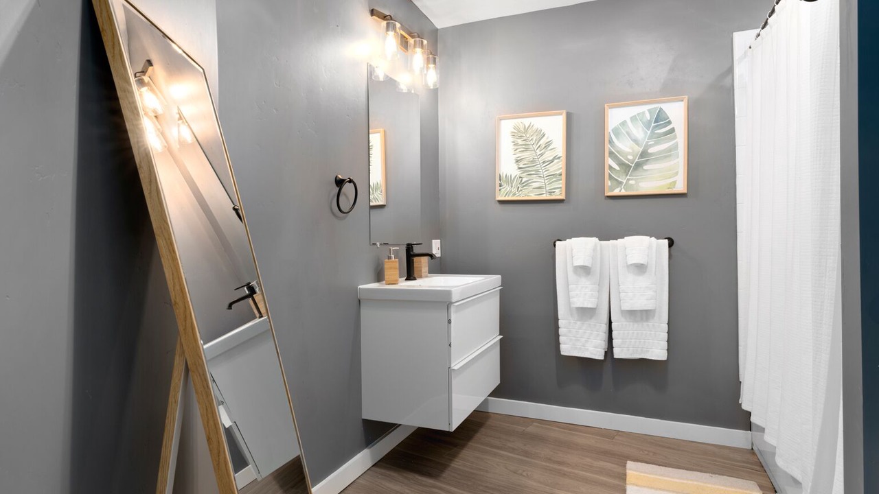 Photo of Bathroom in North Oak Park