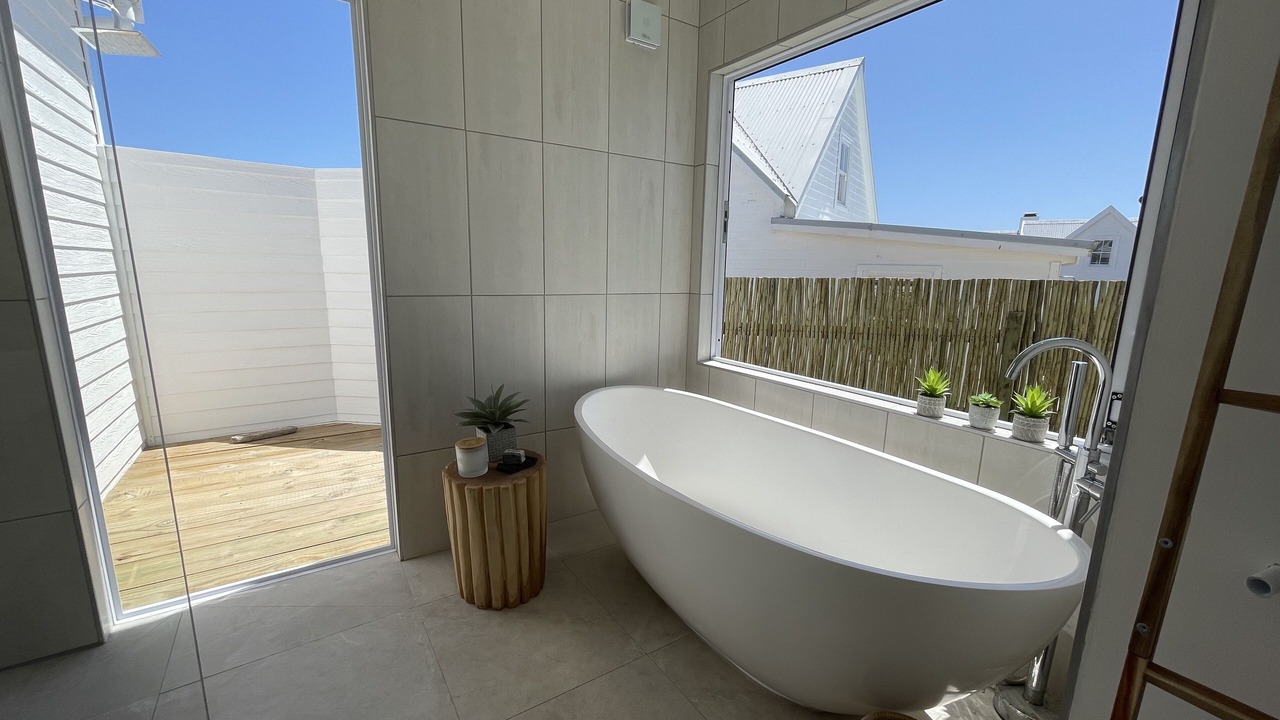 Photo of Bathroom in Grotto Bay