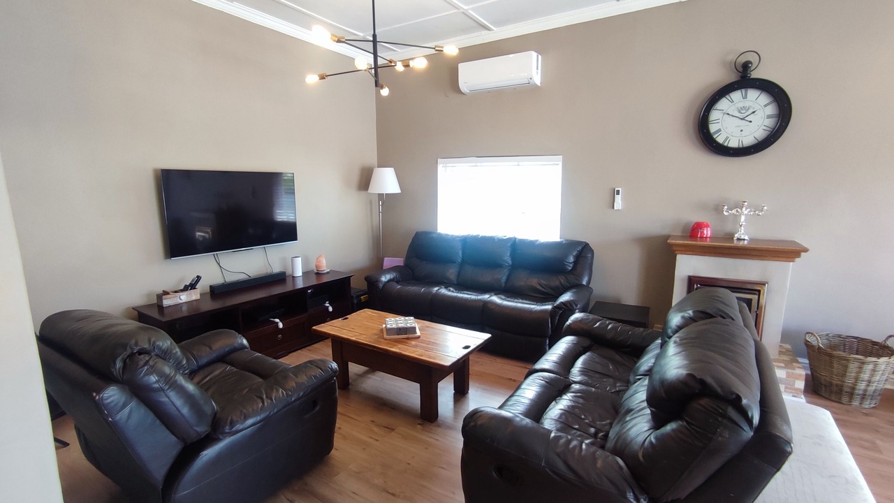 Photo of Livingroom in Claremont
