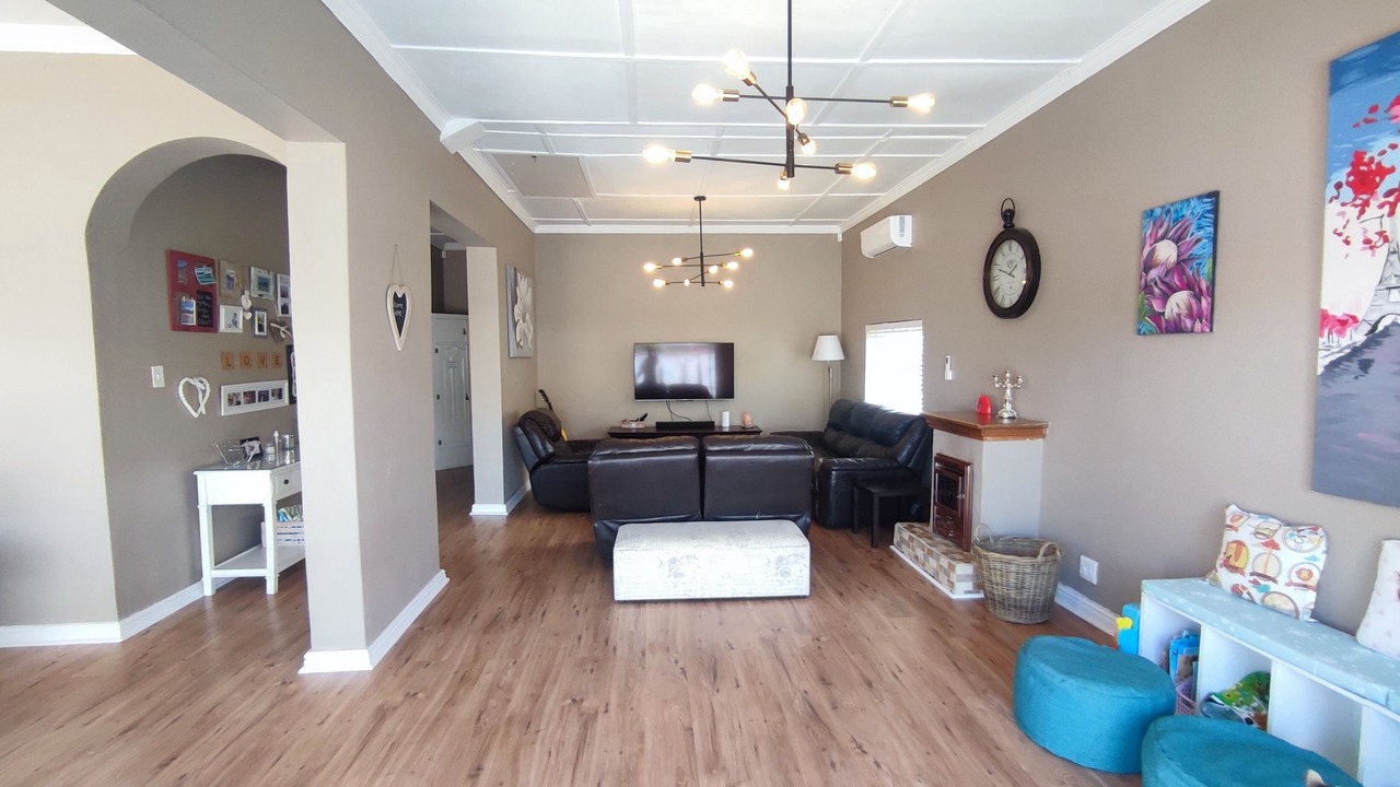 Photo of Livingroom in Claremont