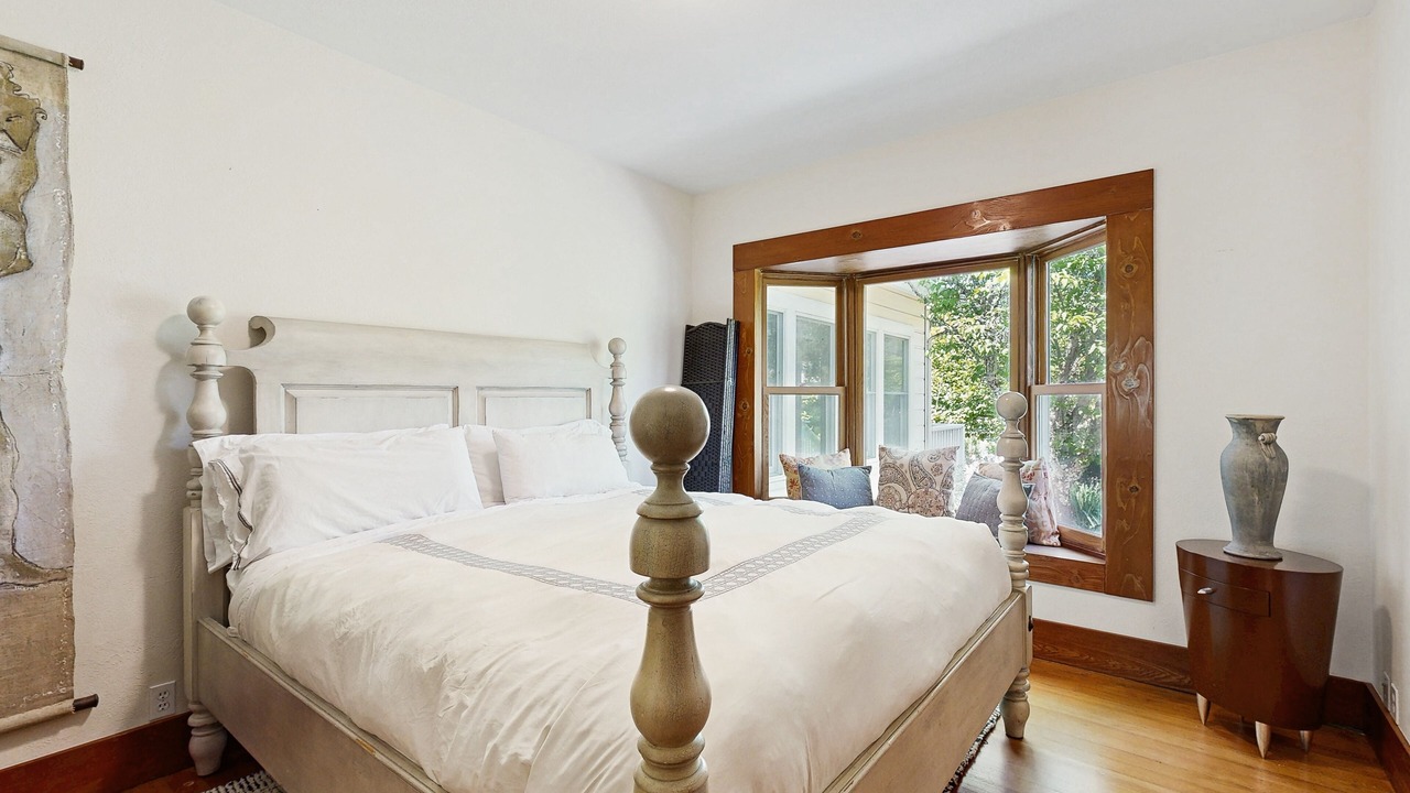 Photo of Bedroom in Geyserville