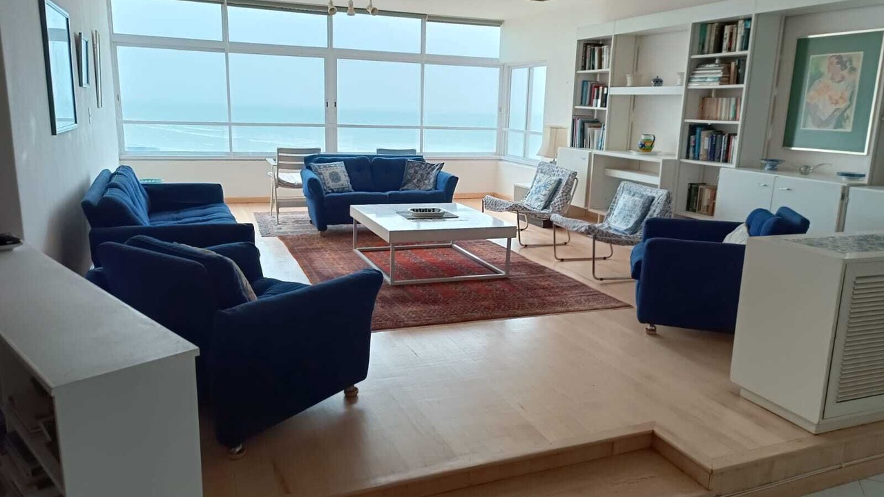 Photo of Livingroom in Redhill