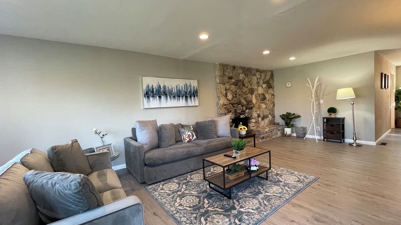 Photo of Livingroom in North Central