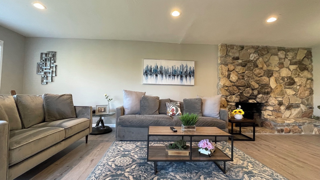 Photo of Livingroom in North Central