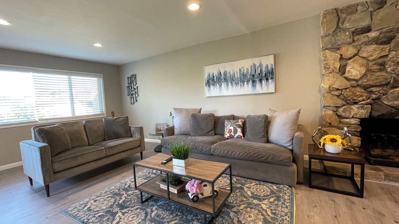 Photo of Livingroom in North Central