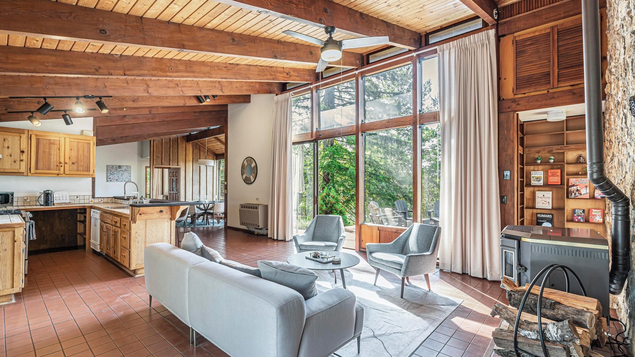 Photo of Livingroom in Guerneville