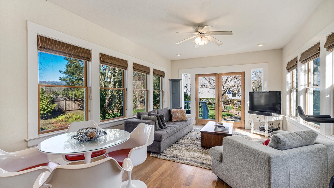Photo of Livingroom in Geyserville