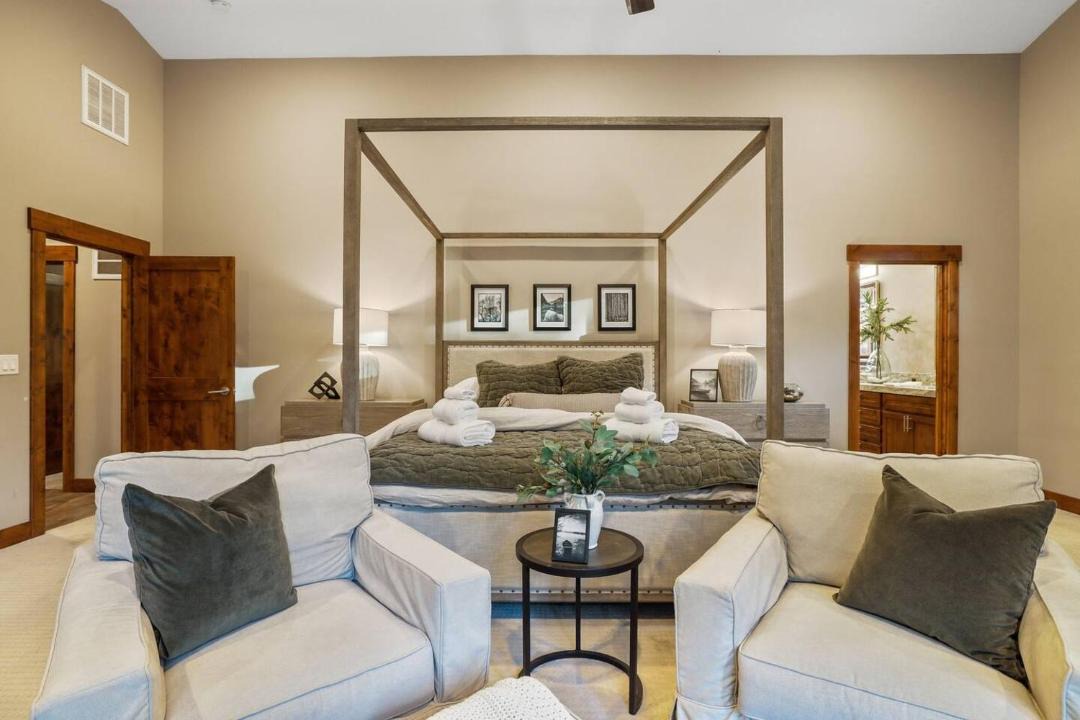 Photo of Bedroom in Country Club Estates