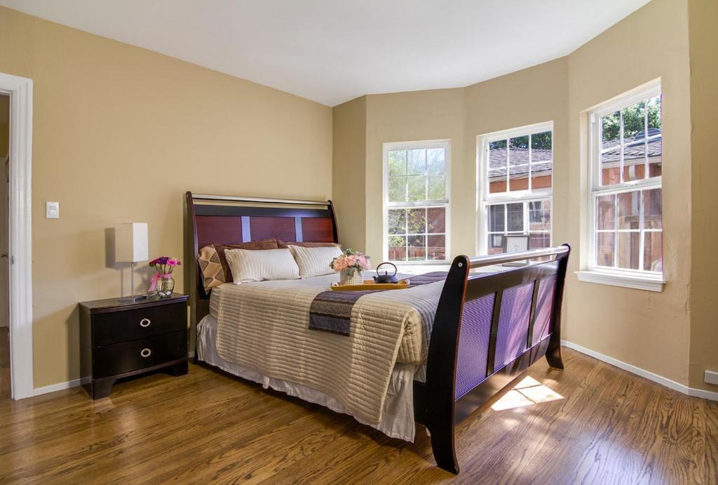 Photo of Bedroom in East Palo Alto