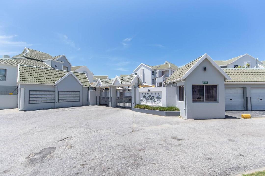 Photo of Buildings in Pollok Beach