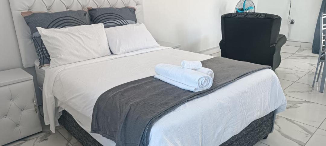 Photo of Bedroom in Tinley Manor