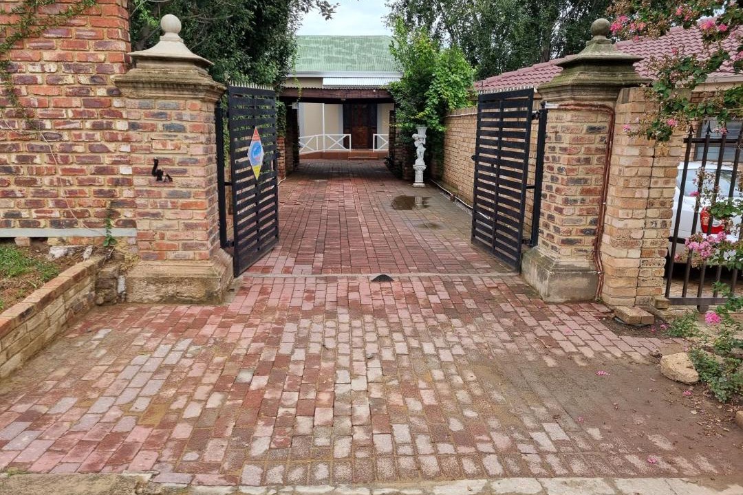 Photo of Others in Parys