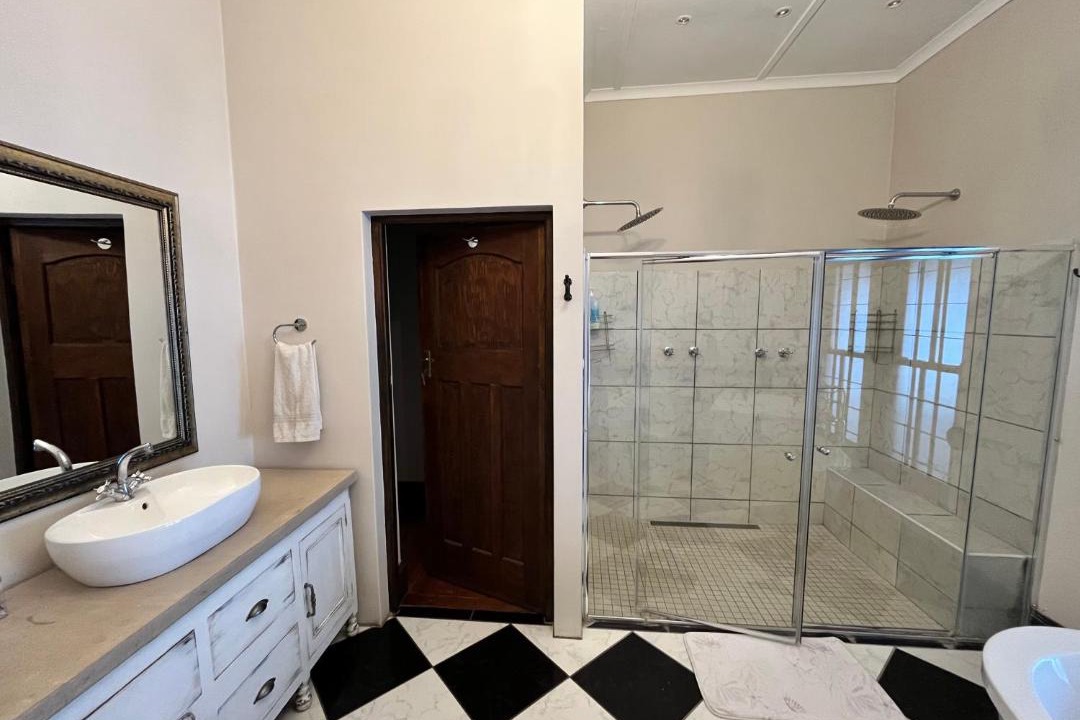 Photo of Bathroom in Graaff-Reinet