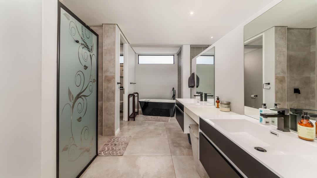 Photo of Bathroom in Shaka's Rock