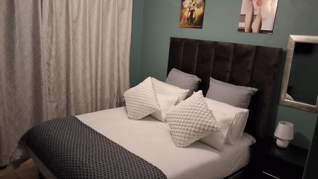 Photo of Bedroom in Emalahleni