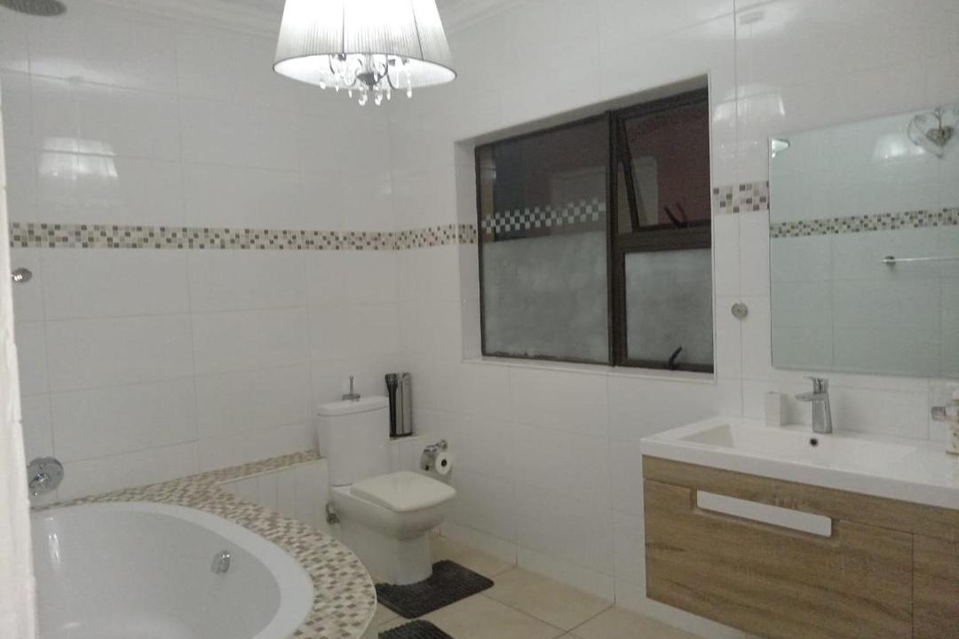 Photo of Bathroom in Akasia