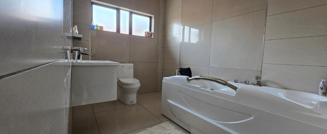 Photo of Bathroom in Greater Johannesburg Metropolitan Area