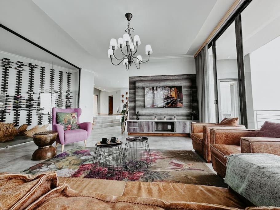 Photo of Livingroom in Pinnacle Point