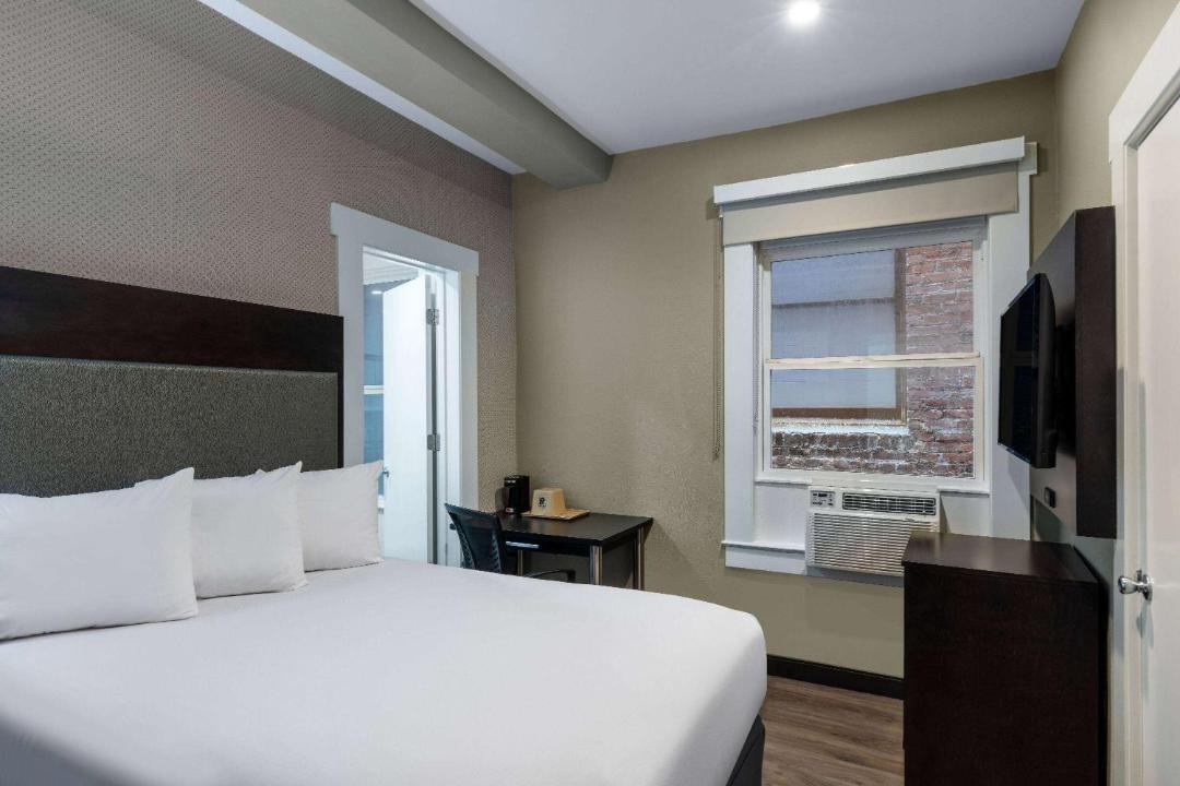 Photo of Bedroom in Theater District