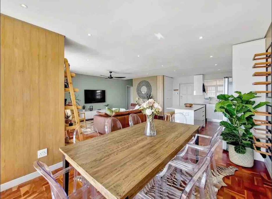 Photo of Livingroom in Three Anchor Bay