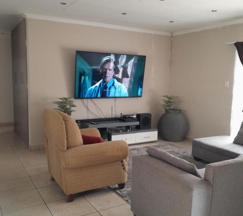 Photo of Livingroom in Govan Mbeki