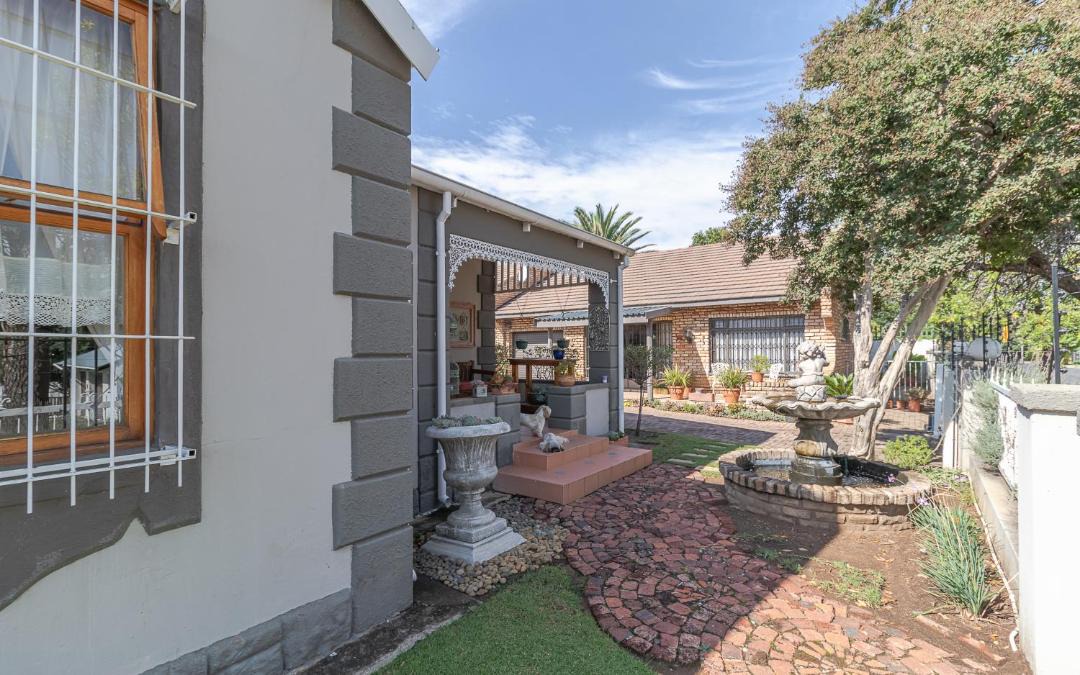 Photo of Others in Parys