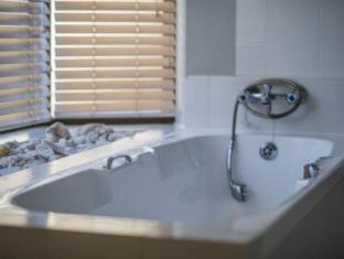 Photo of Bathroom in Pollok Beach