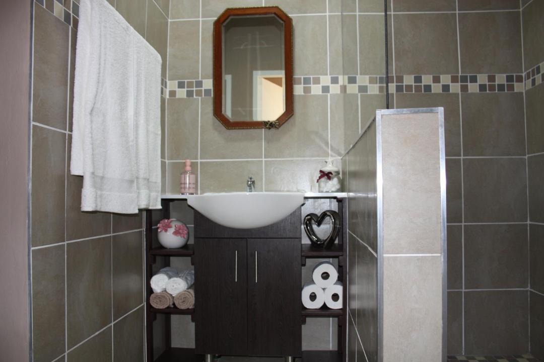 Photo of Bathroom in Wingate Park
