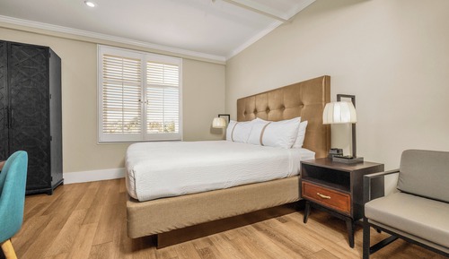 Deluxe Room, 1 King Bed, Accessible (Mobility & Hearing, Roll-In Shower)