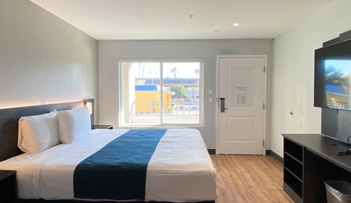Standard Room, 1 King Bed, Accessible Bathtub, Refrigerator & Microwave