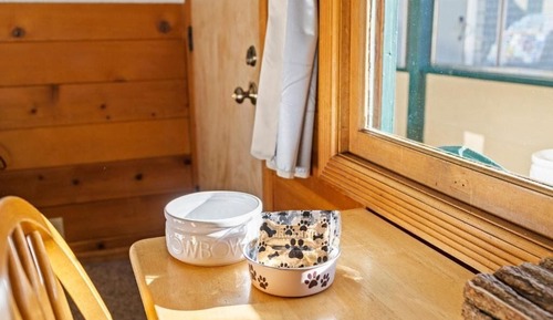 Room 2, Queen, pet friendly